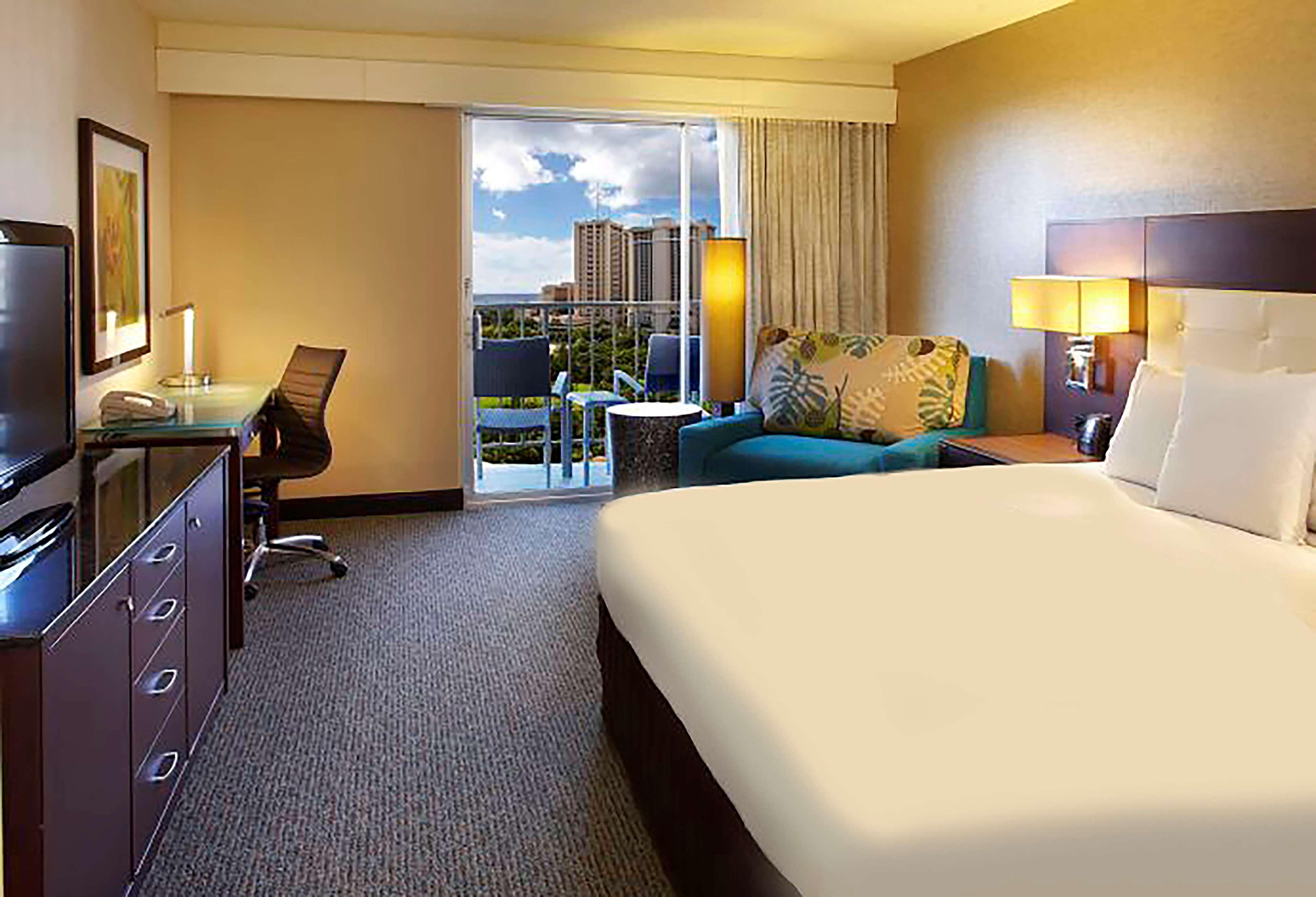 Holiday Inn Express Waikiki By Ihg Гонолулу Экстерьер фото