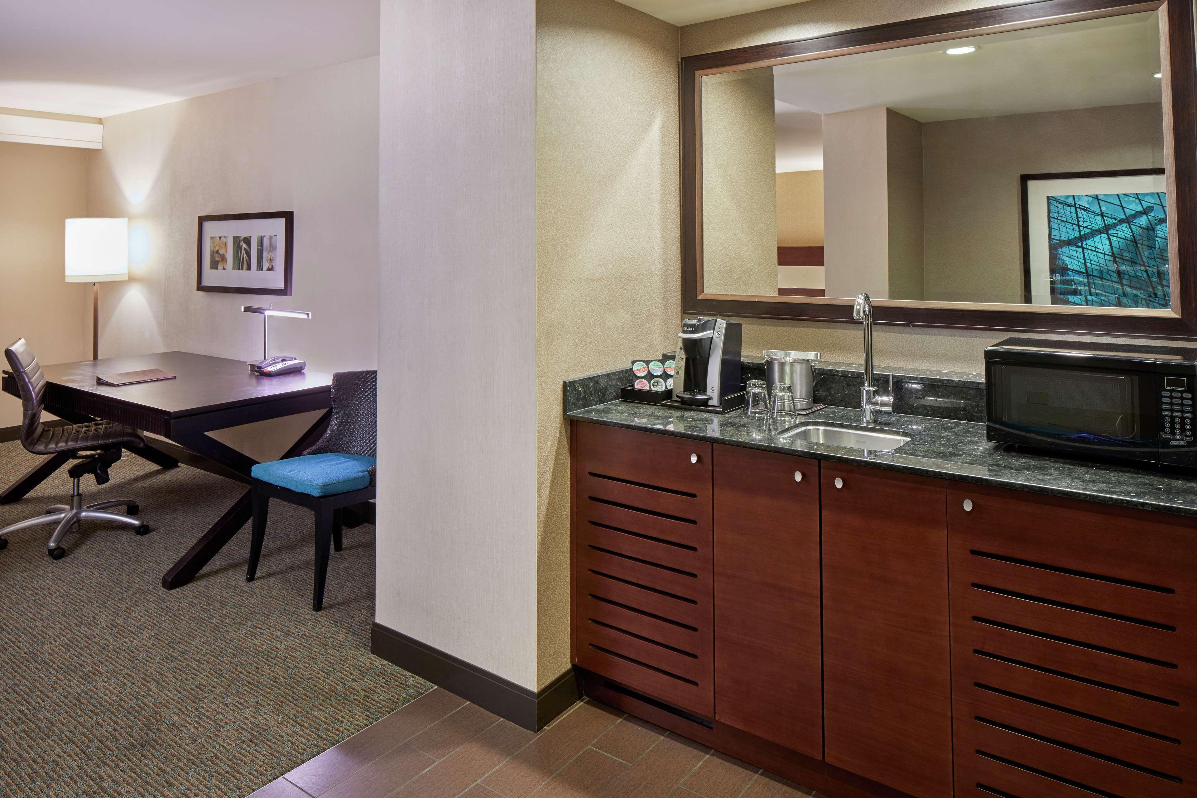 Holiday Inn Express Waikiki By Ihg Гонолулу Экстерьер фото