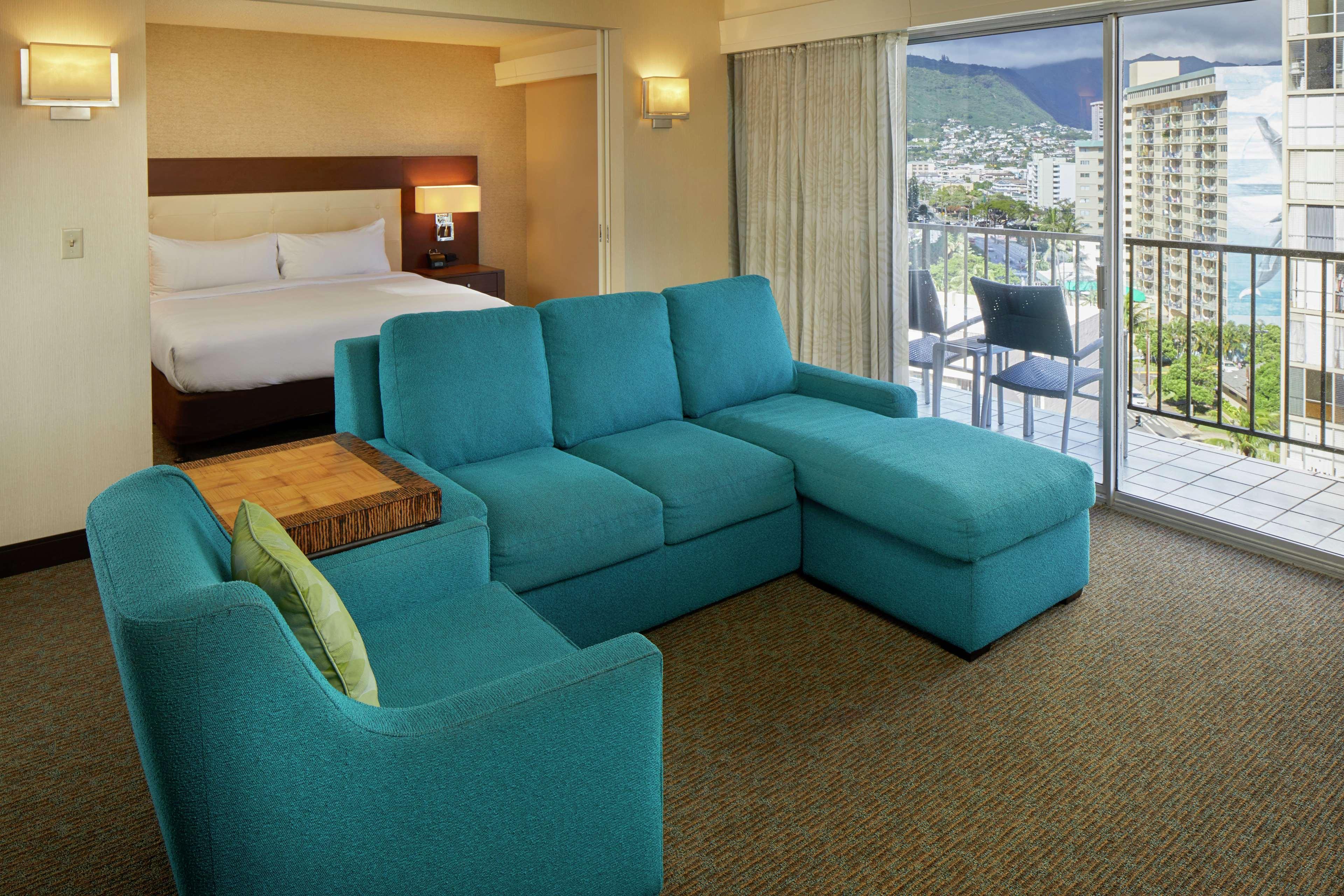 Holiday Inn Express Waikiki By Ihg Гонолулу Экстерьер фото