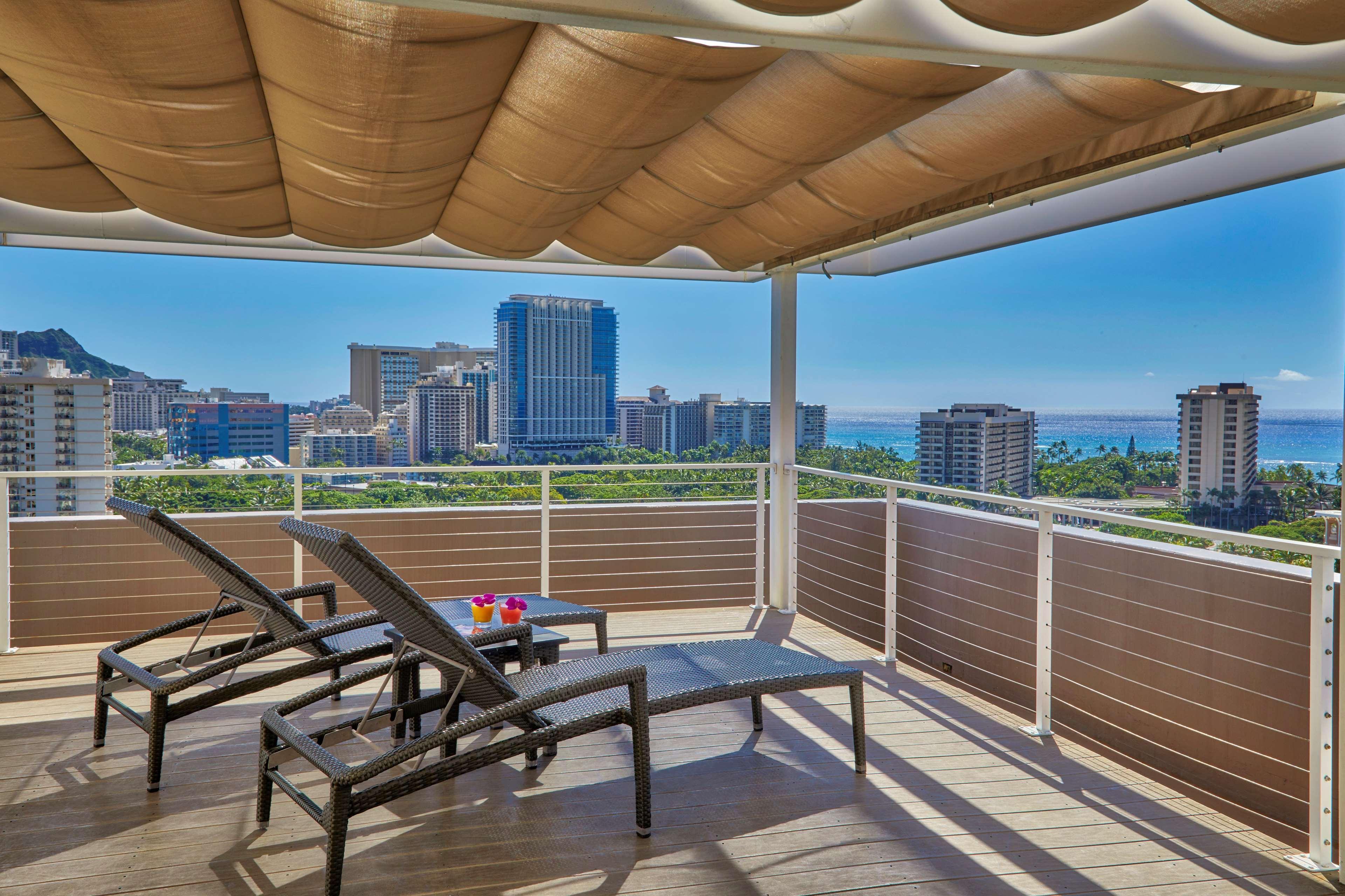 Holiday Inn Express Waikiki By Ihg Гонолулу Экстерьер фото