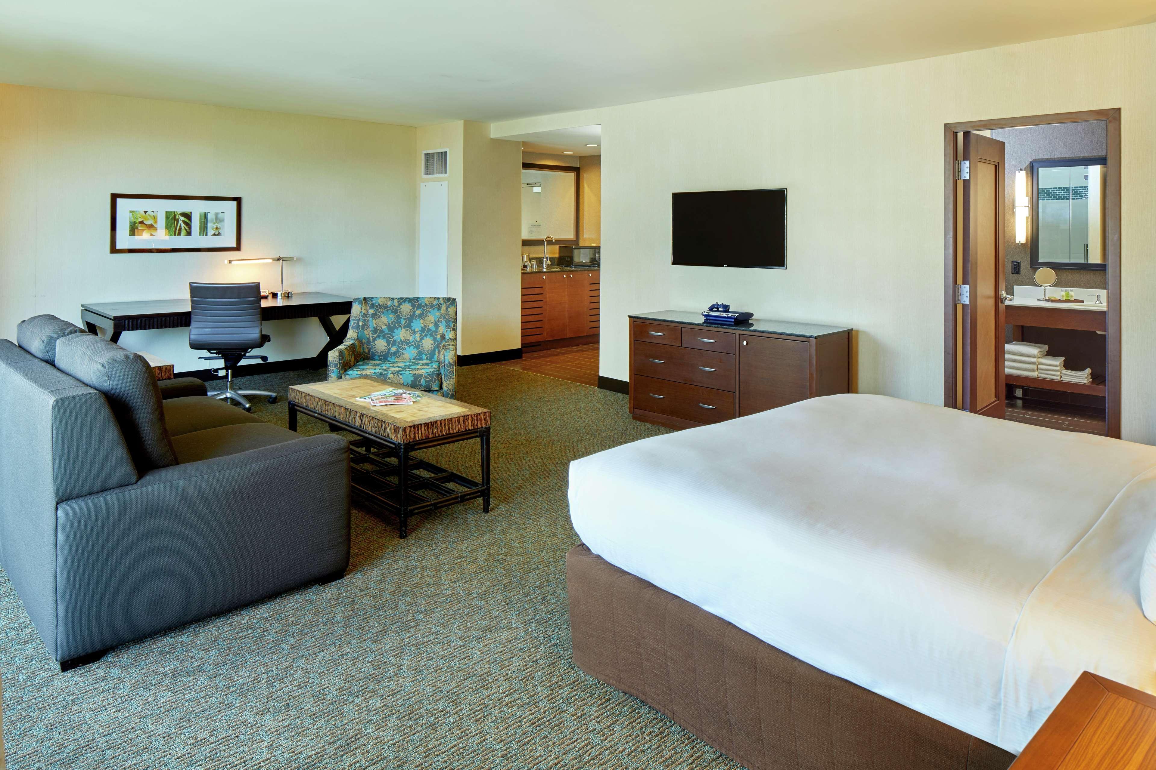 Holiday Inn Express Waikiki By Ihg Гонолулу Экстерьер фото