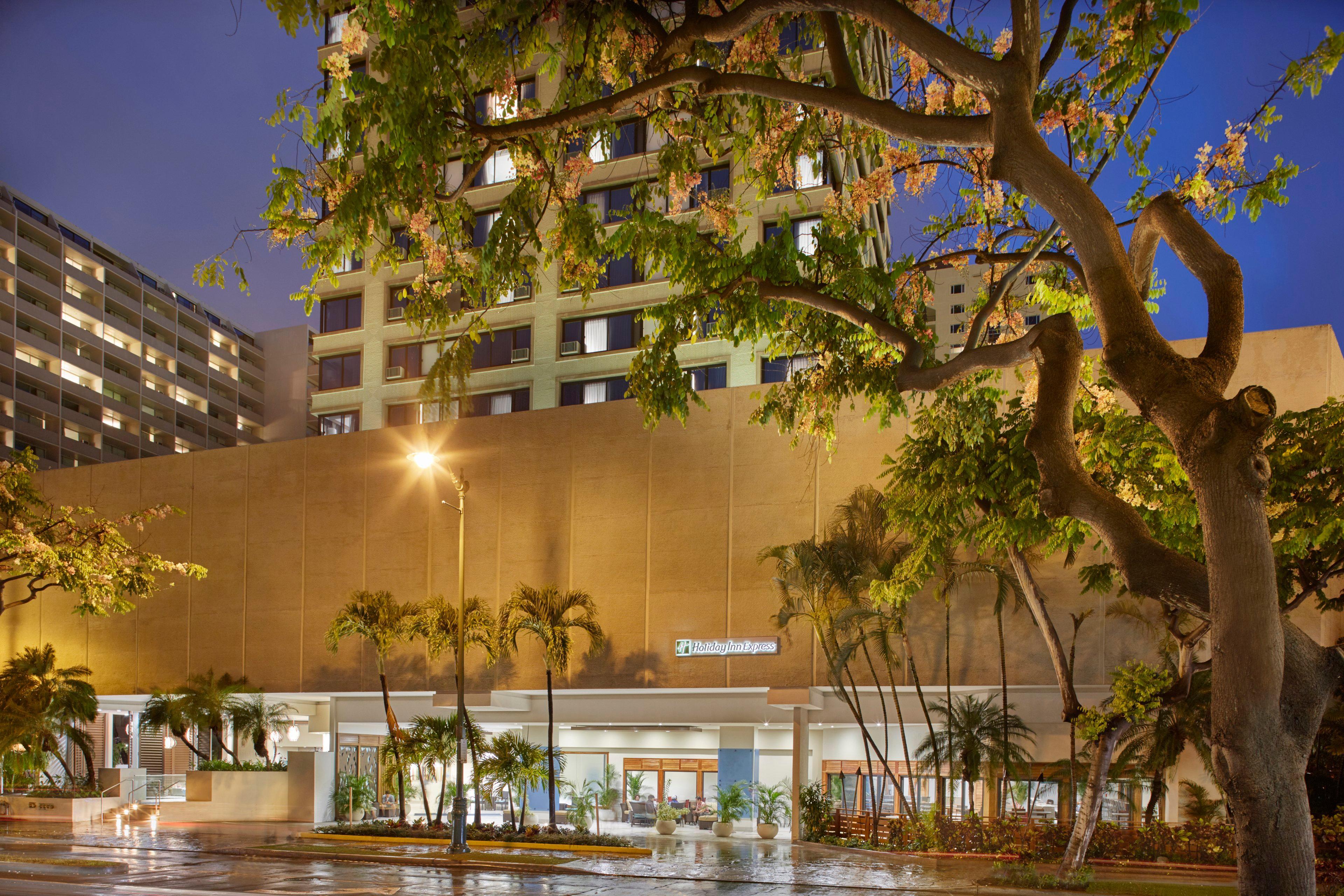 Holiday Inn Express Waikiki By Ihg Гонолулу Экстерьер фото