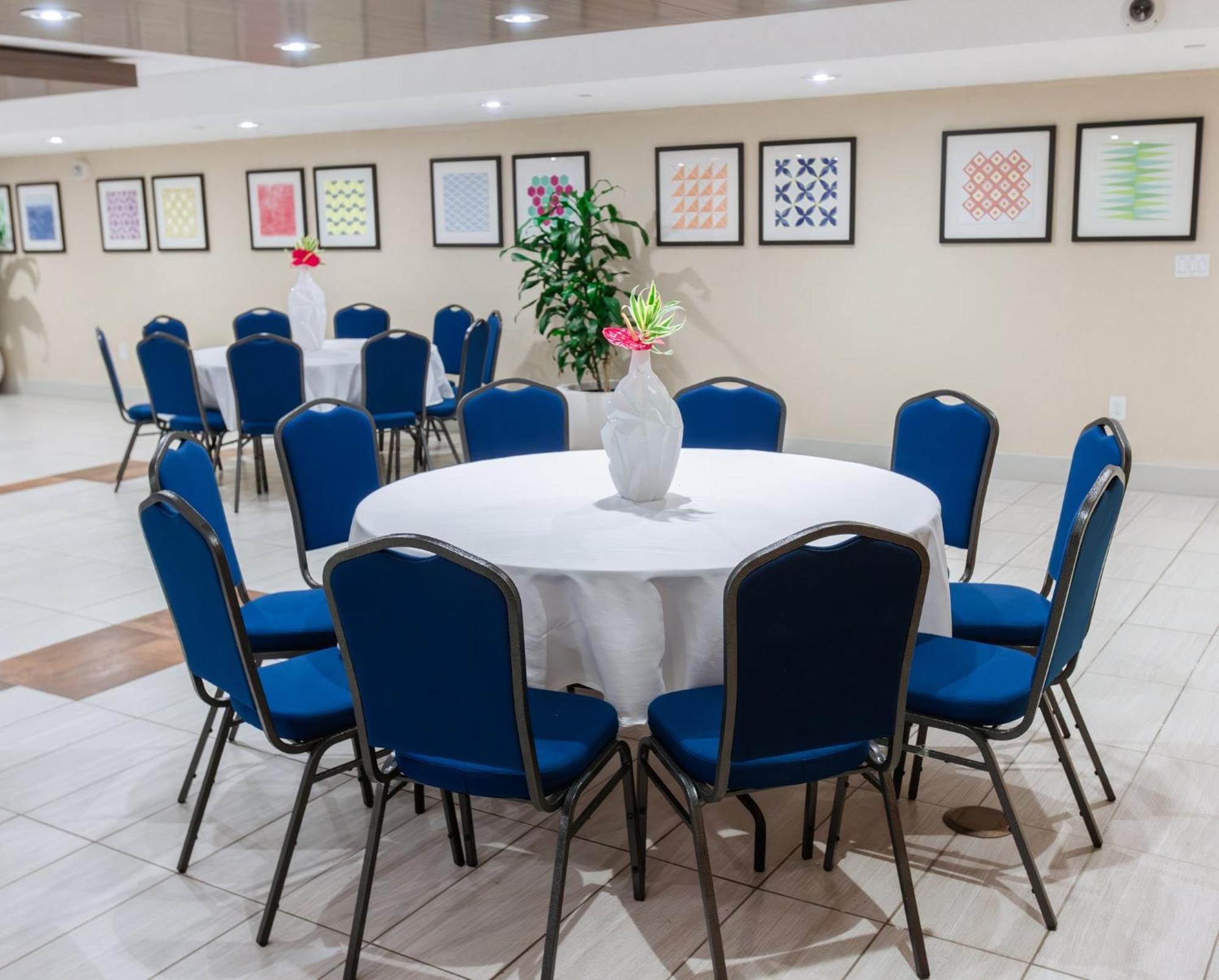 Holiday Inn Express Waikiki By Ihg Гонолулу Экстерьер фото