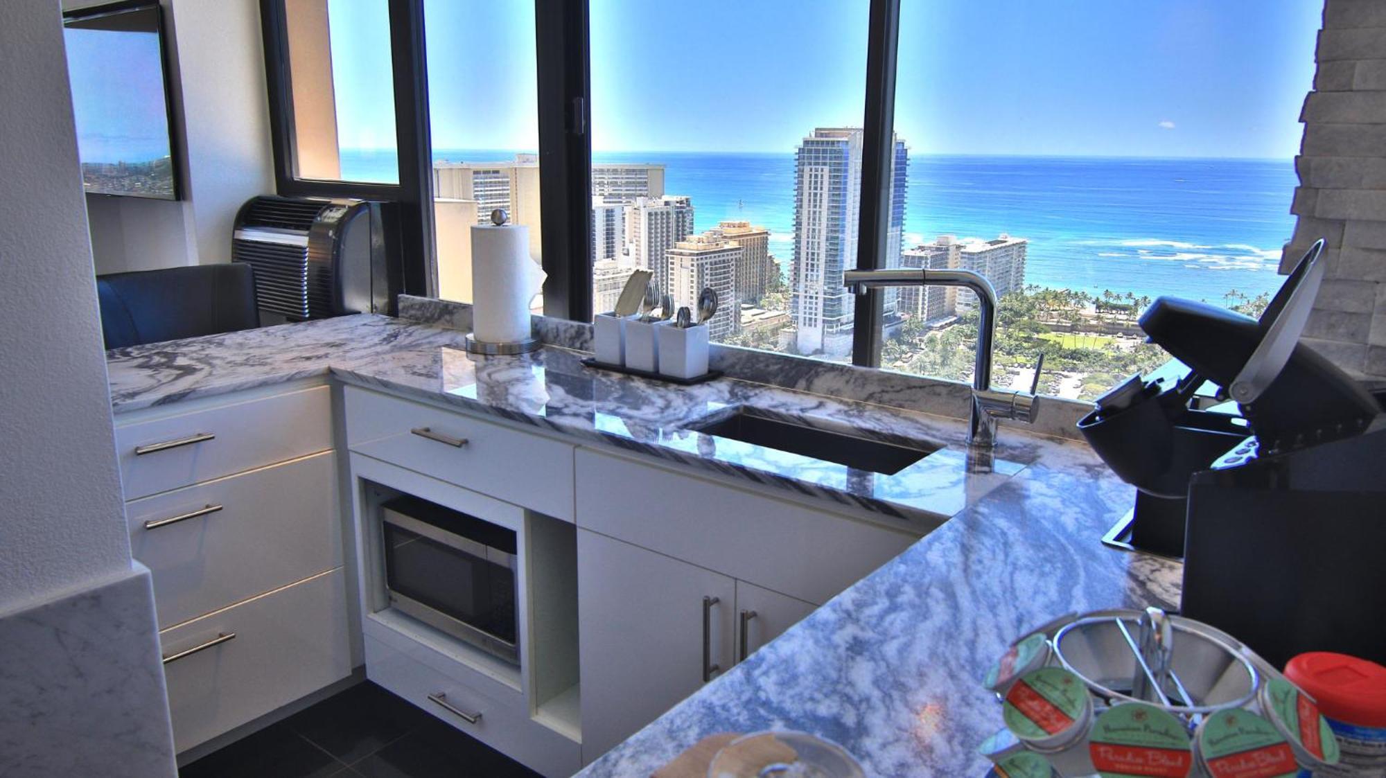 Holiday Inn Express Waikiki By Ihg Гонолулу Экстерьер фото