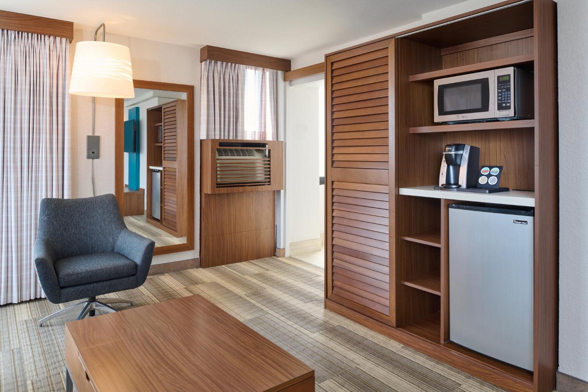 Holiday Inn Express Waikiki By Ihg Гонолулу Экстерьер фото