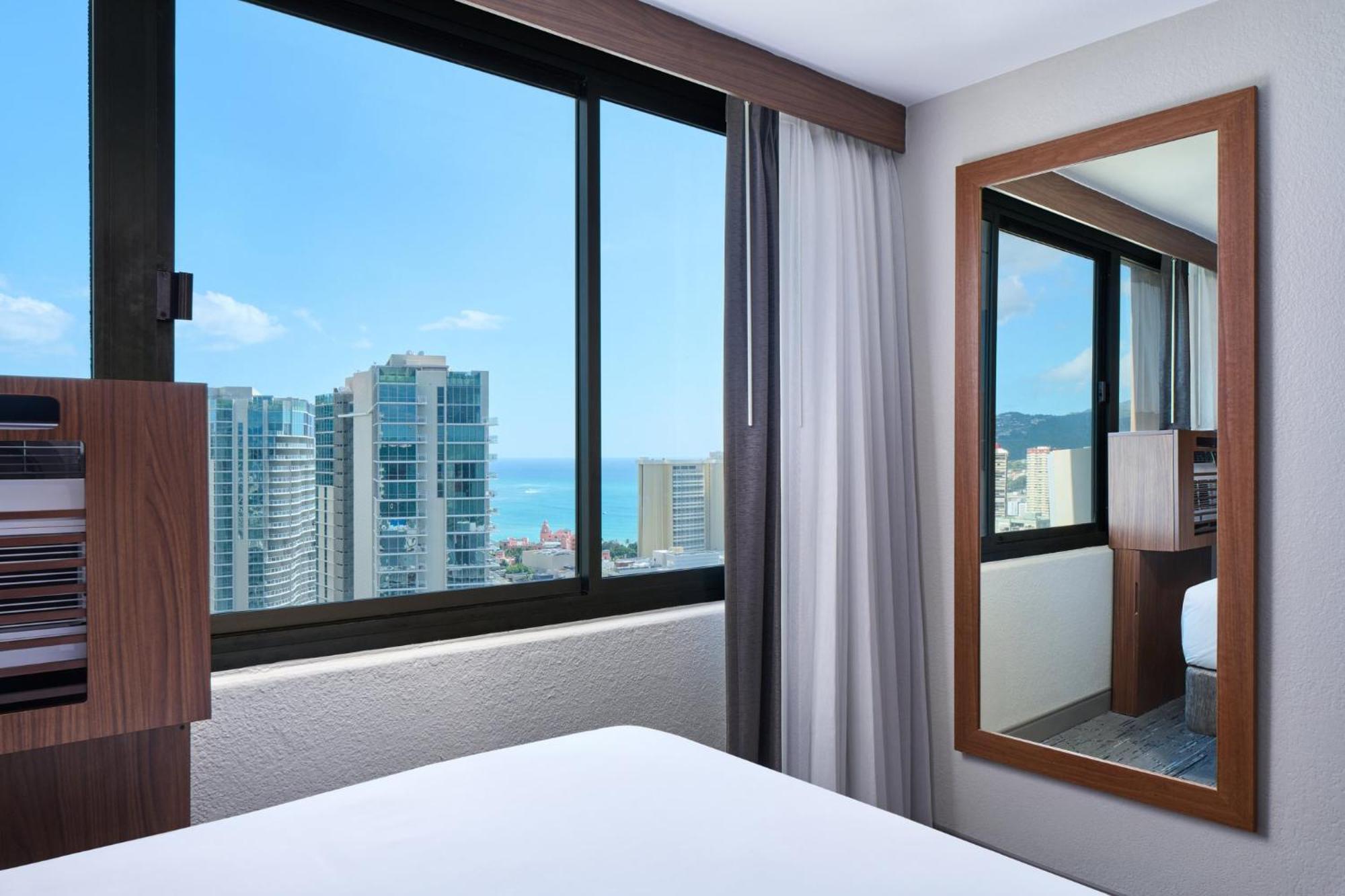 Holiday Inn Express Waikiki By Ihg Гонолулу Экстерьер фото