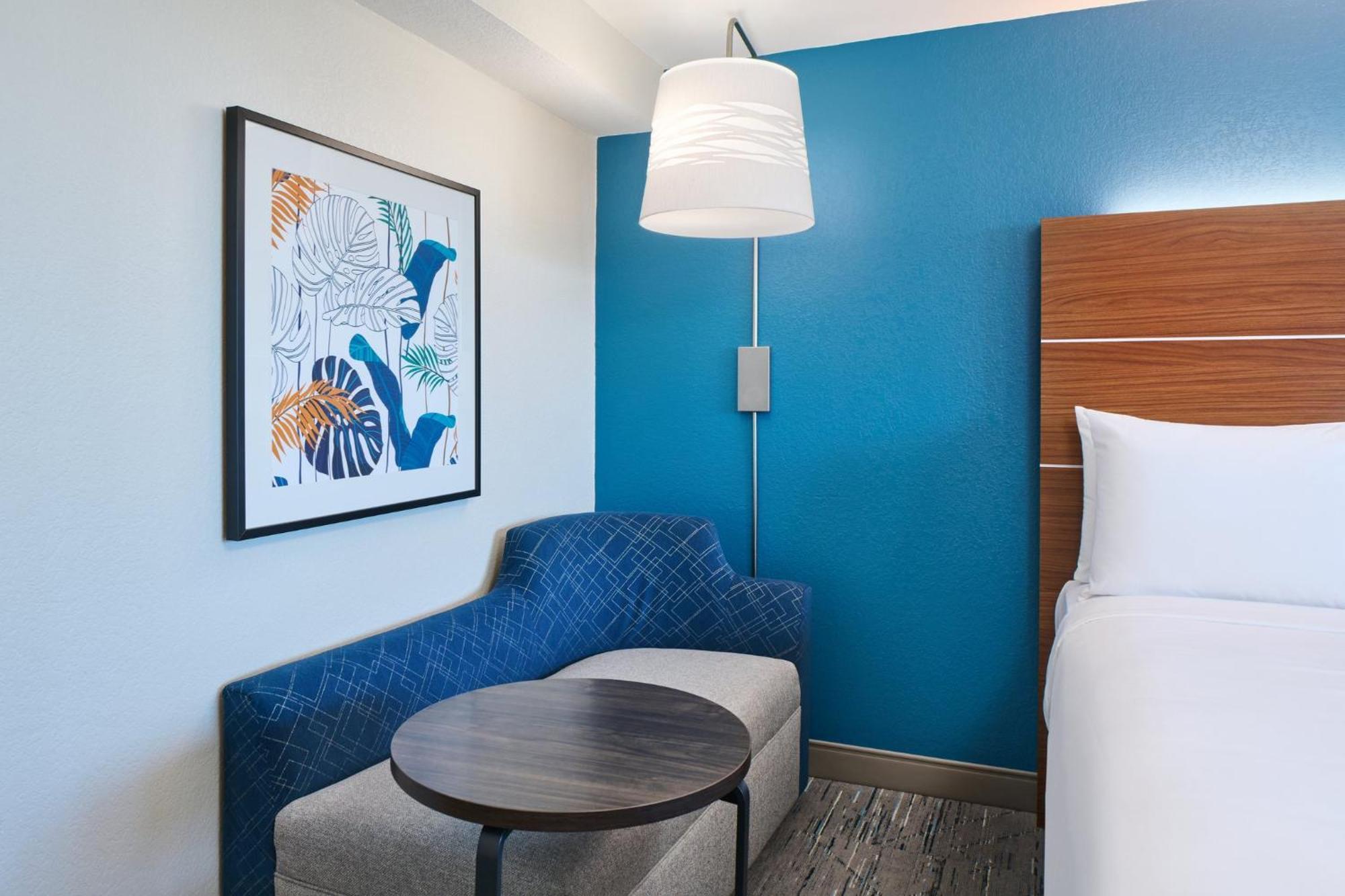 Holiday Inn Express Waikiki By Ihg Гонолулу Экстерьер фото