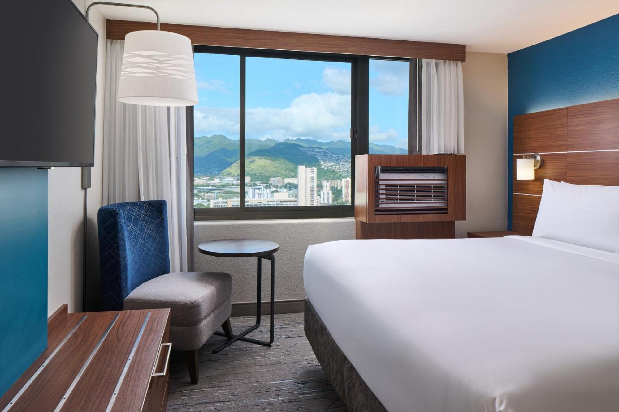 Holiday Inn Express Waikiki By Ihg Гонолулу Экстерьер фото
