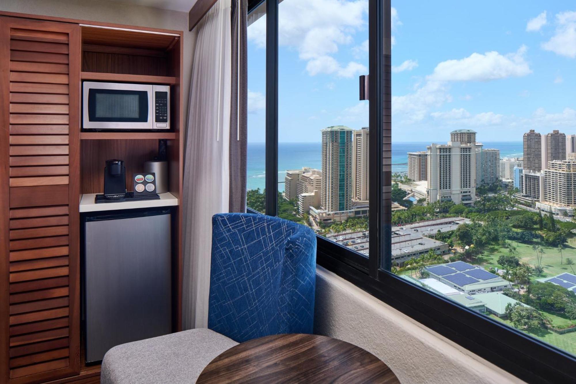 Holiday Inn Express Waikiki By Ihg Гонолулу Экстерьер фото