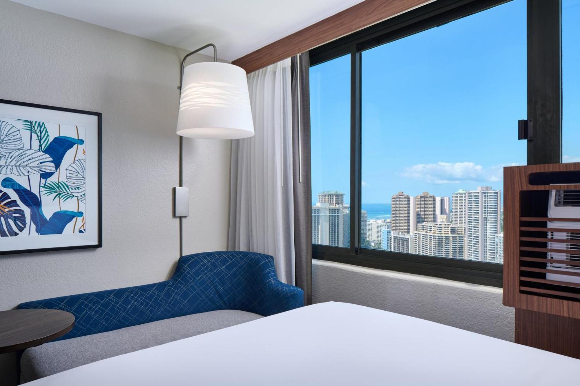 Holiday Inn Express Waikiki By Ihg Гонолулу Экстерьер фото