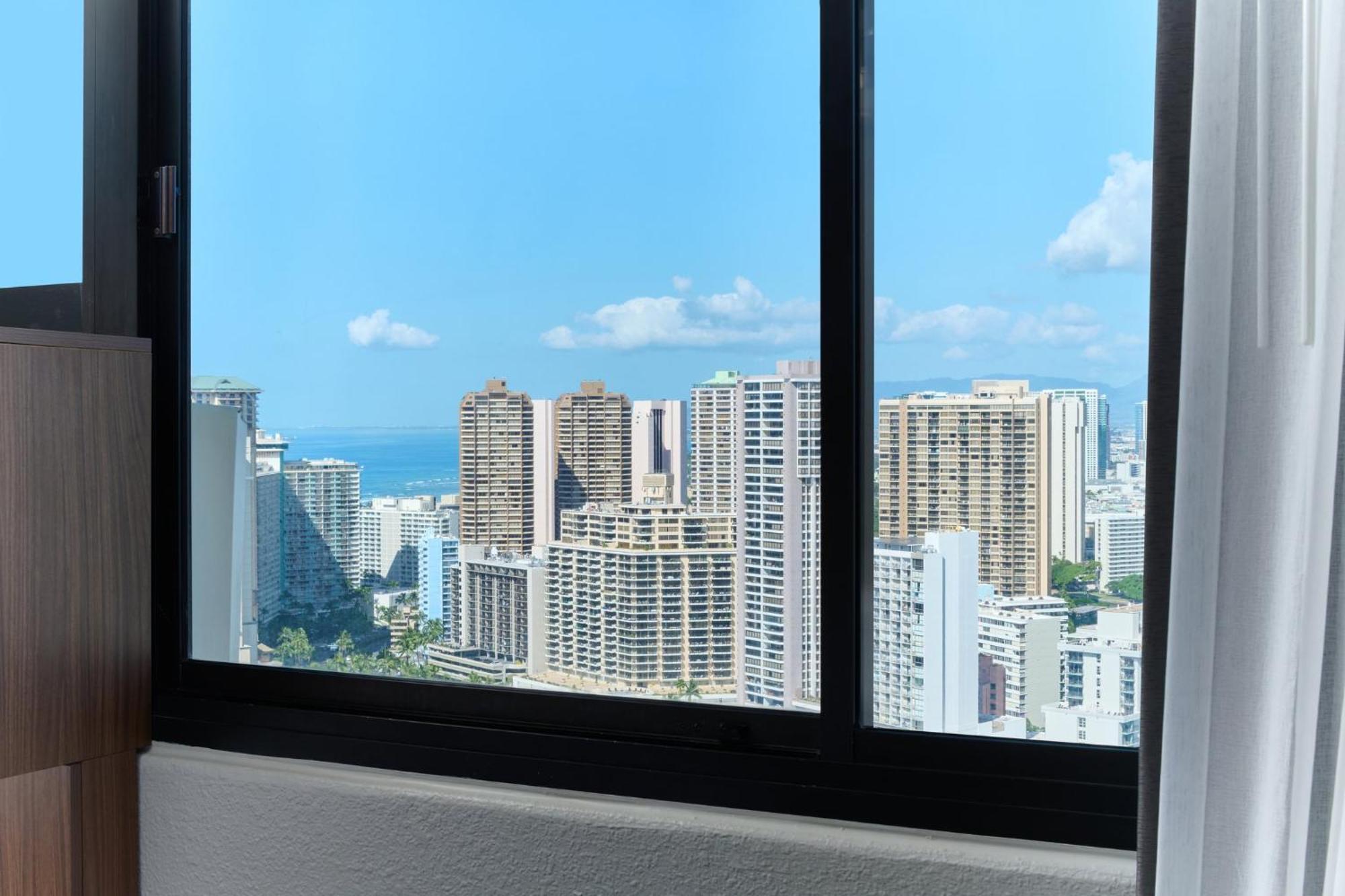 Holiday Inn Express Waikiki By Ihg Гонолулу Экстерьер фото