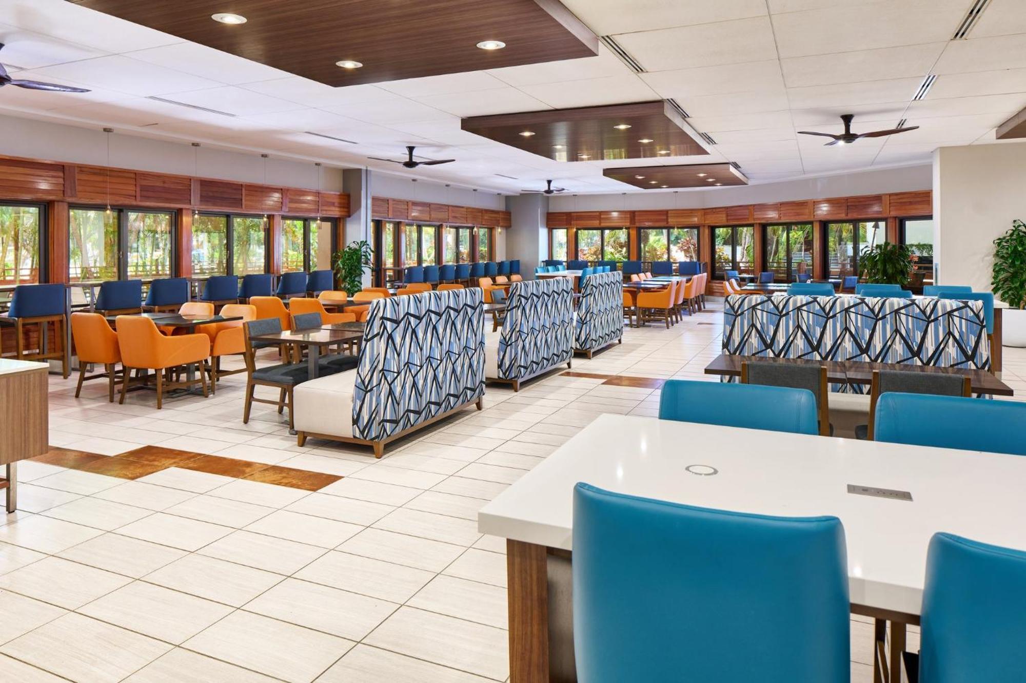 Holiday Inn Express Waikiki By Ihg Гонолулу Экстерьер фото