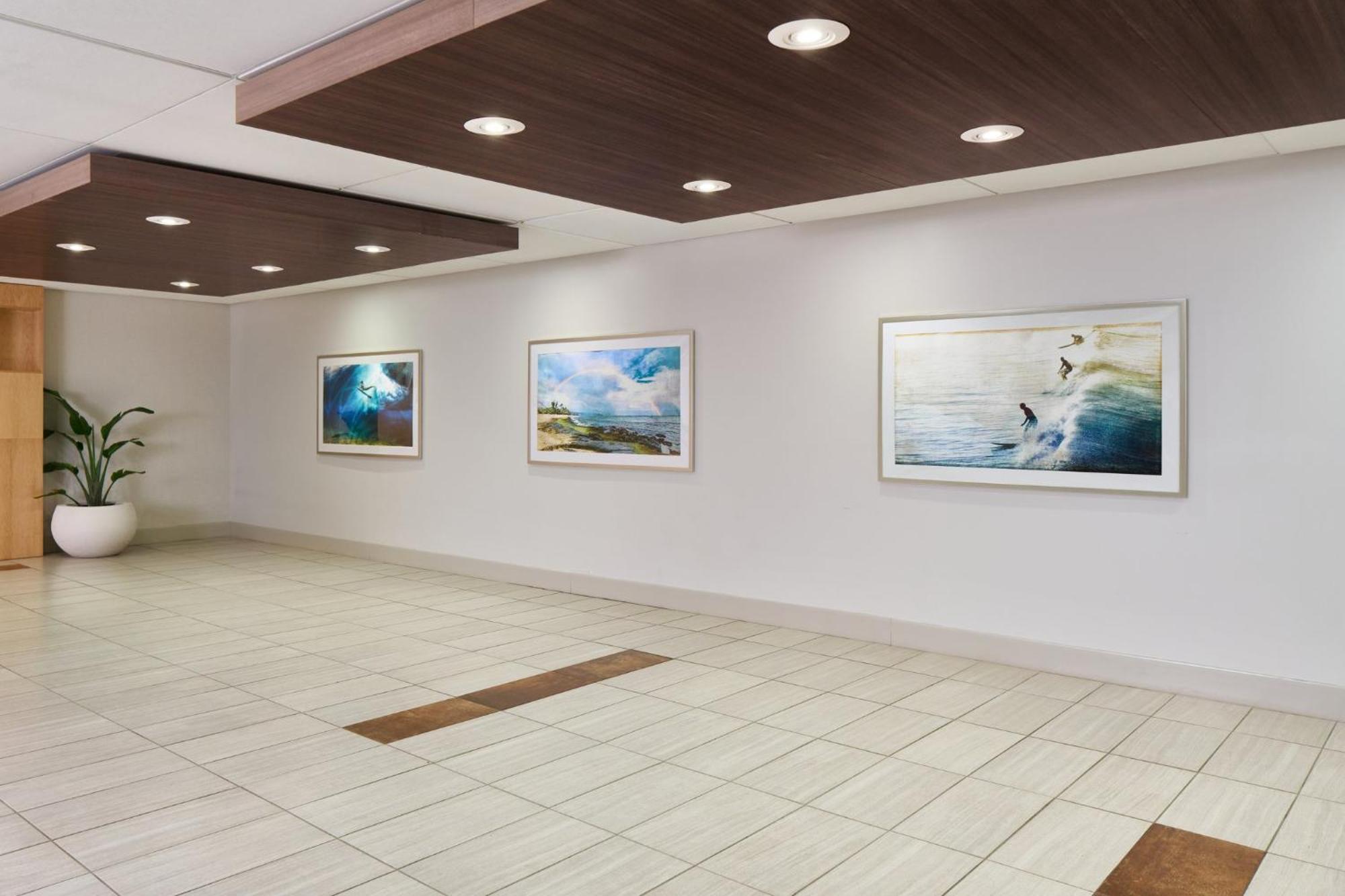 Holiday Inn Express Waikiki By Ihg Гонолулу Экстерьер фото