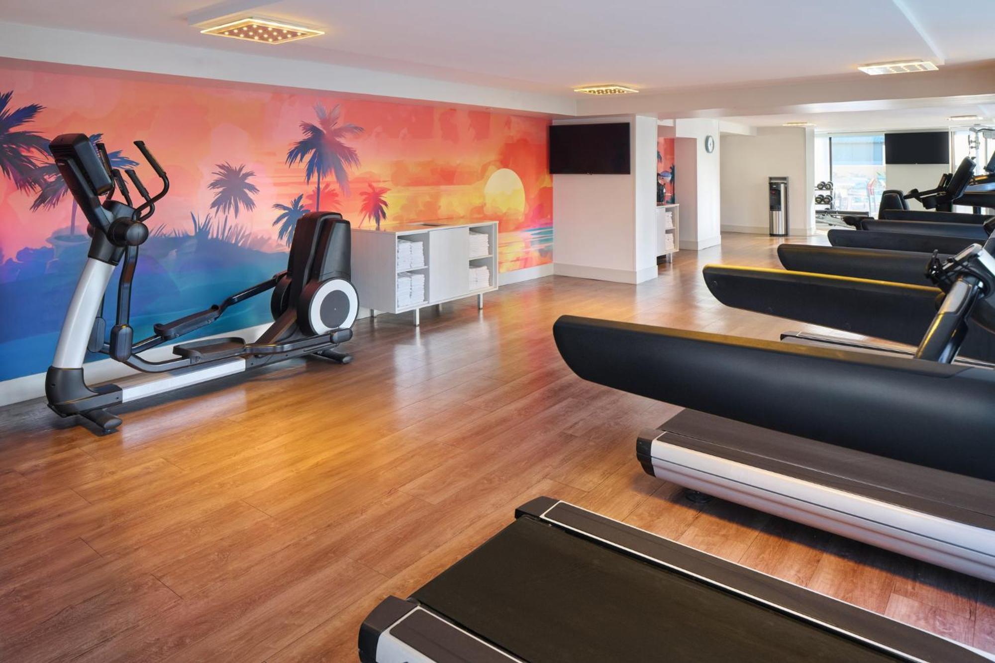 Holiday Inn Express Waikiki By Ihg Гонолулу Экстерьер фото